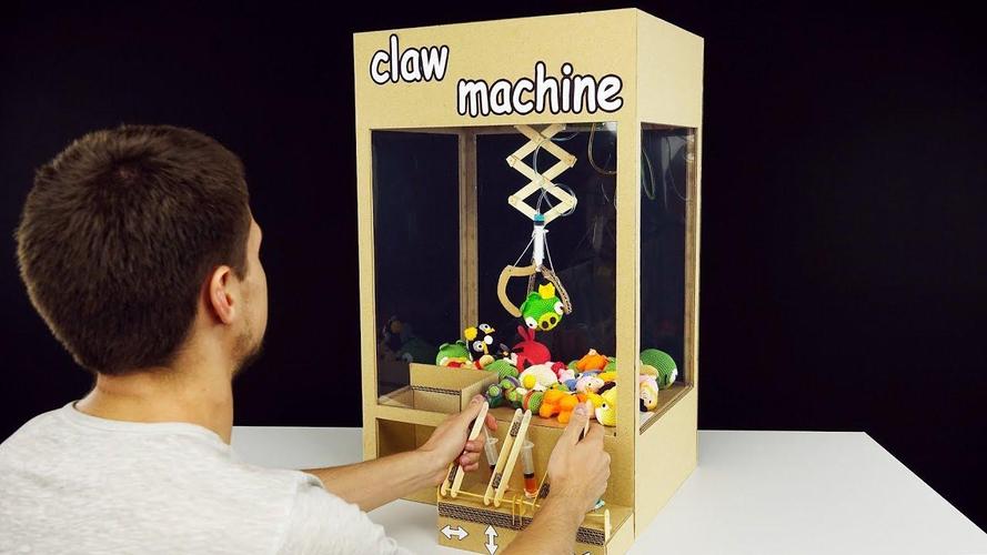 手工达人用硬纸板自制娃娃机,一夹一个准,制作方法比想象中简单!