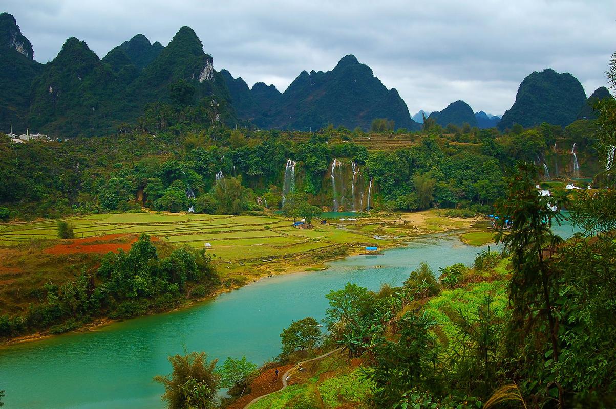 巴马景区旅游景点介绍 巴马景区位于中国广西壮族自治区河池市,是一个