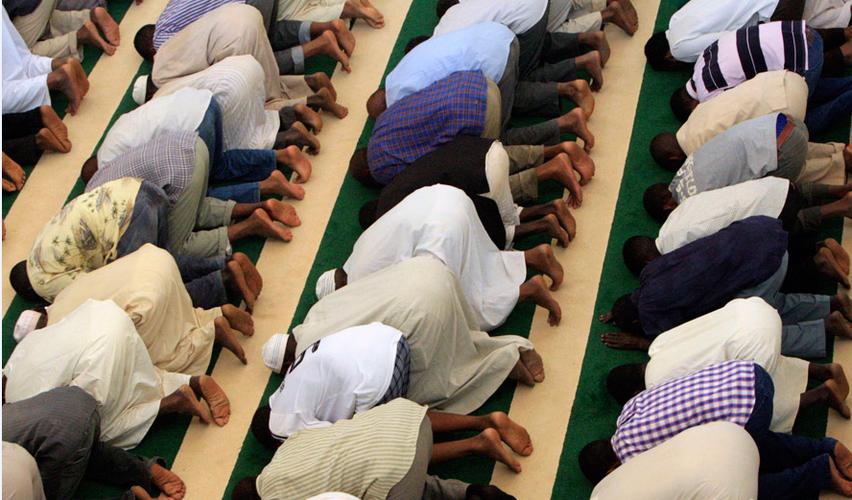 信仰的力量 穆斯林斋月集体祷告(组图)
