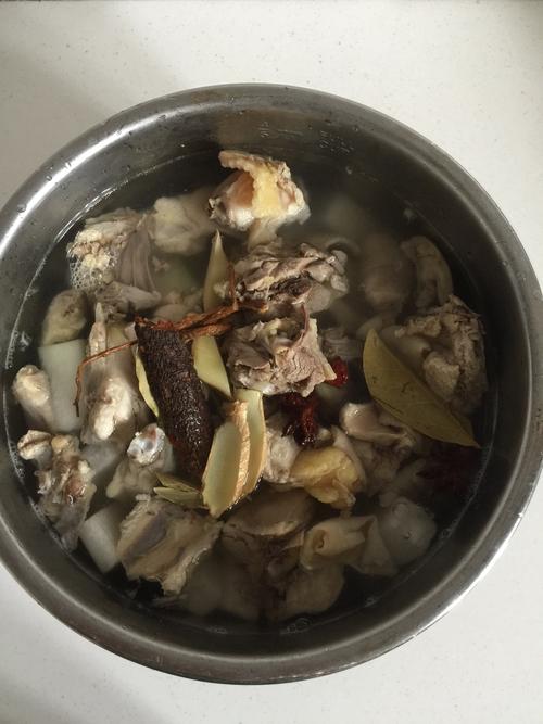 把鸡和冬瓜放在电压力锅中,放入八角,桂皮,生姜,香叶,当归,倒入适量