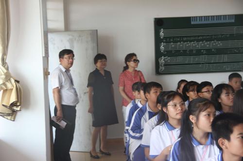 初中音乐教室里,正逢王小婧老师在为学生上音乐课,共同探讨墨午哥