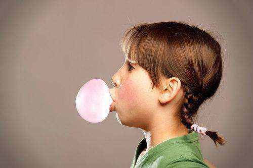 三岁小孩吞了口香糖怎么办家长必知的3个危害