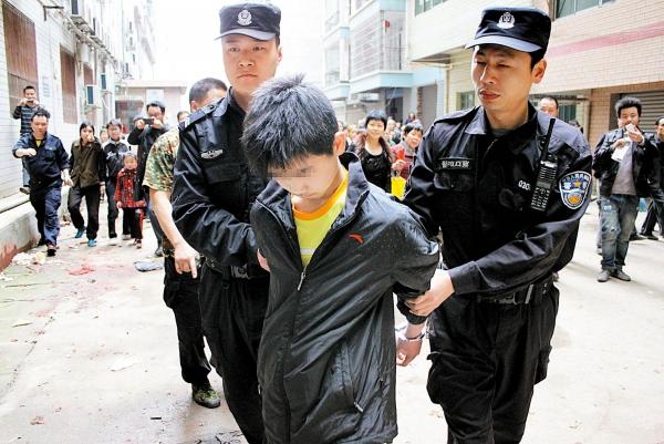4月14日,12岁的小龙因涉嫌杀害三名亲人被抓捕归案