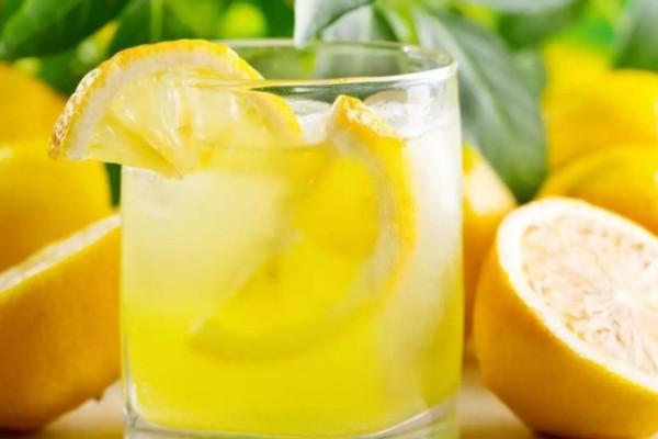 喝柠檬水的最佳时间睡前一小时饮用可以排除体内毒素
