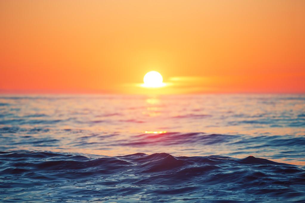 海上日出,美丽的日出的地平线上