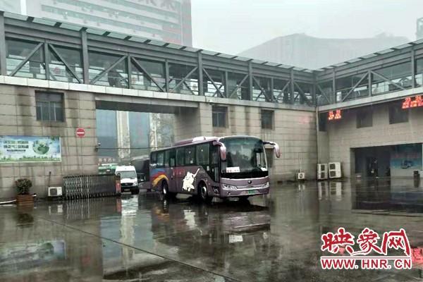 受大雾和降雪影响 郑州各汽车站260班次受影响停运