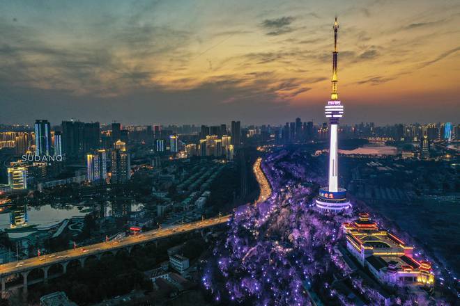中国第一座电视塔龟山电视塔净高2212米