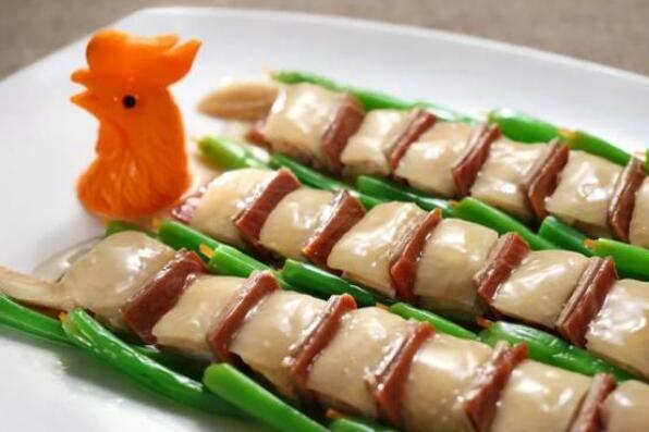 广东十大经典名菜 红烧乳鸽上榜,第九起源于清朝(2)     烤乳猪是粤菜