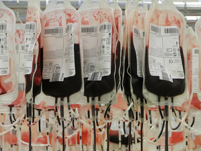 我献了400毫升血被我妈知道了狠骂了我一顿我想知道女生献血到底会不