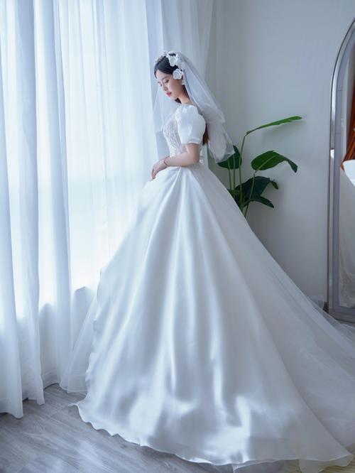 简约高级缎面拼接婚纱是高雅新娘的最爱