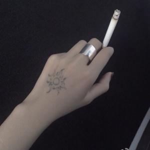 社会女生纹身抽烟头像霸气的社会女生纹身抽烟图片头像