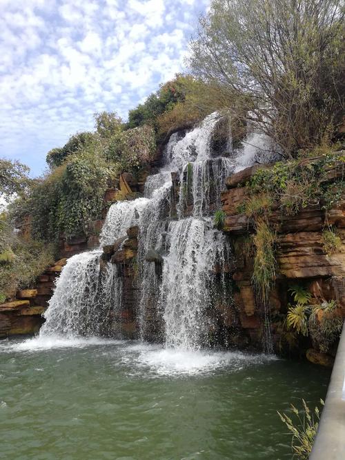 在国内的人工瀑布中,昆明瀑布公园的人造瀑布的幅宽,流量和规模也数