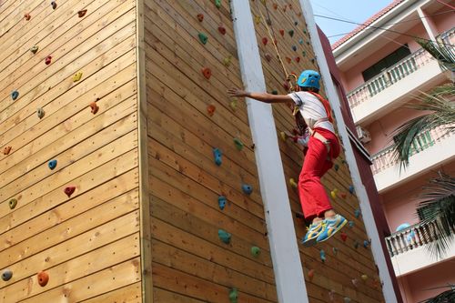 攀岩体育课程进校园-曙光小学5年级师生攀岩活动