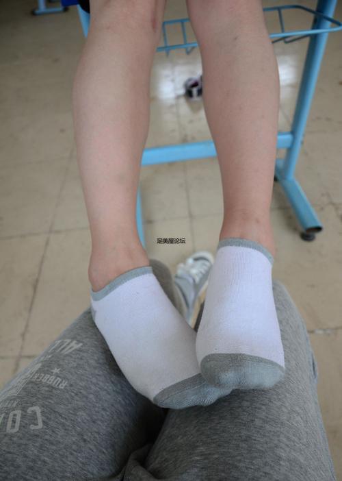 [白袜] 学妹新鲜出炉的原味棉袜脚,拍摄的时候自己一直说自己的脚很臭