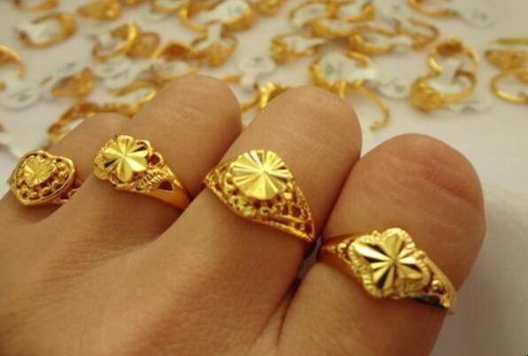 还是日常有佩戴首饰习惯的人,都会选择戴金戒指,因为黄金戒指色泽明亮