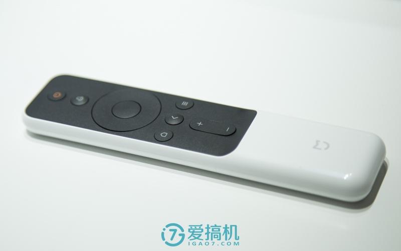 遥控器使用了黑白的撞色设计,按钮布局与小米电视的非常相似,同样支持