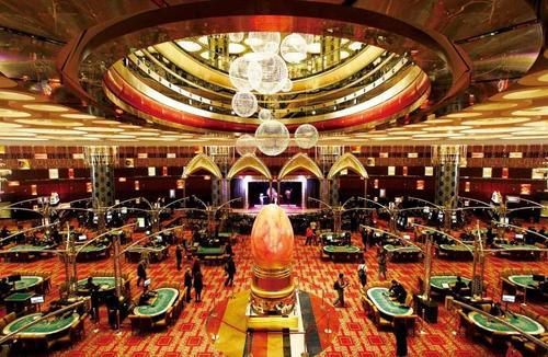 新葡京赌场内景(2007年) 1962年1月1日,何鸿燊经营的第一个澳门赌场