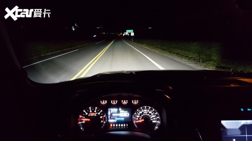 夜间高速公路行车图片
