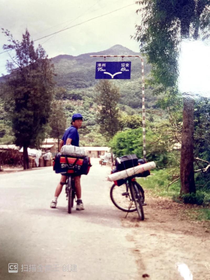 一墨小明(刘小明)九十年代骑单车跨越八个省,历时一年向当地书 - 抖音