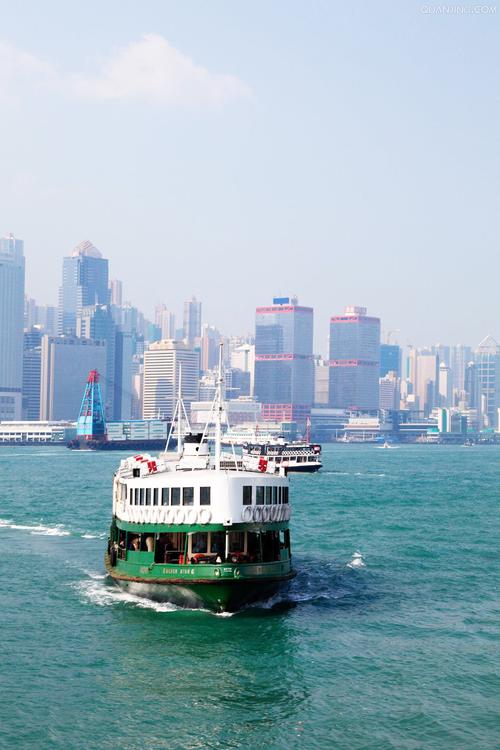 香港乘观光船游览维多亚港图片