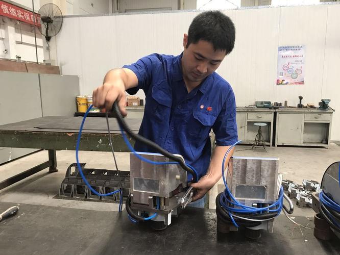 中国梦大国工匠篇专攻技术难题的郑州恒天重型装备公司钳工高级技师