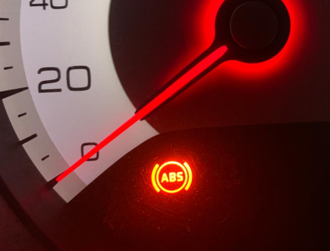 abs灯亮了是因为汽车轮速传感器故障通过电脑诊断仪可以清楚哪一个
