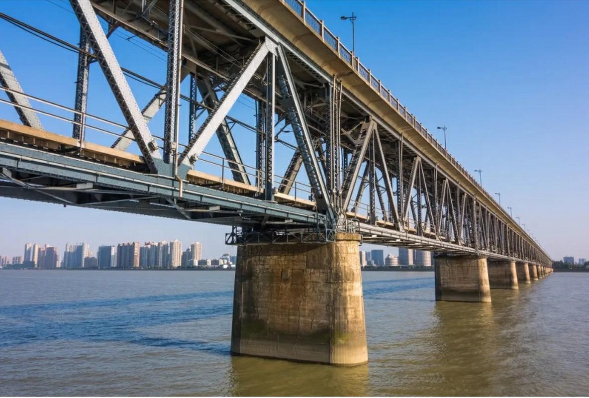 钱塘江大桥可谓是中国命运最坎坷的跨江大桥,它建成89天就被设计者亲