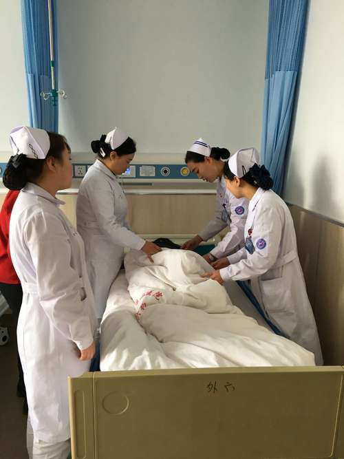 术后护士长带领护士悉心护理及指导患者术后注意事项