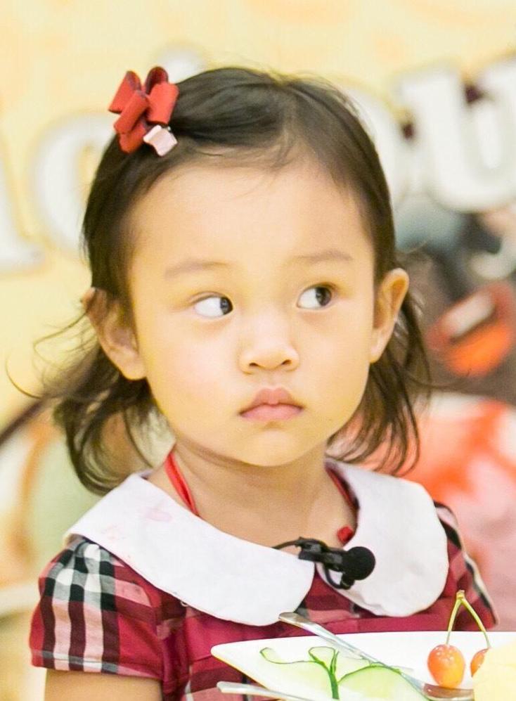 8岁甜馨走秀似超模,高级脸变甜美,五官更像李小璐还是贾乃亮?