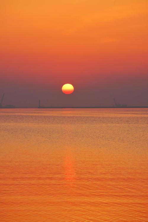 红灿灿的太阳从东方冉冉升起照亮祖国大地摄于大付家庄滨海公园