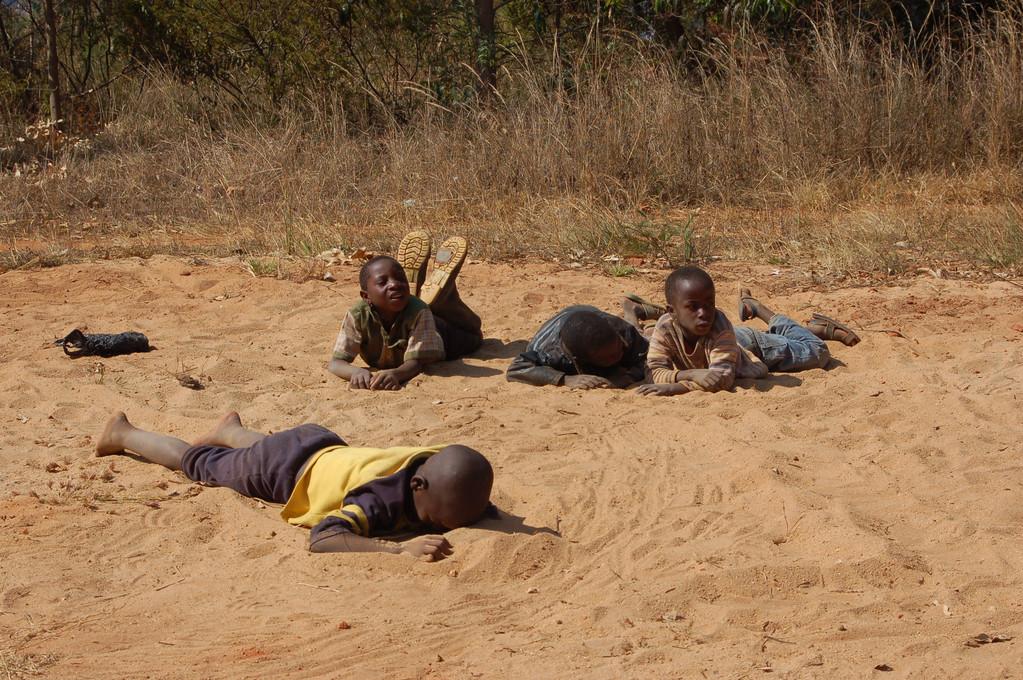 非洲的脸上的表情的儿童-村 pomerini-坦桑尼亚-8 月 2013