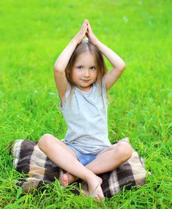 小女孩子在草地上的做瑜伽运动户外照片