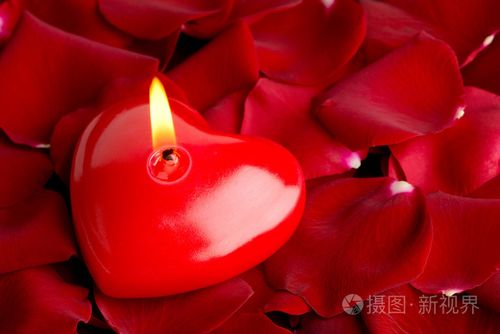心心红蜡烛和玫瑰花瓣照片-正版商用图片0v1kxl-摄图新视界