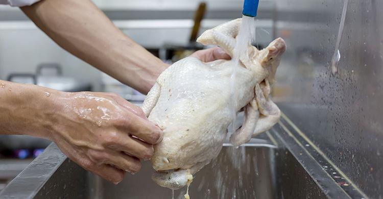 料理鸡肉前你会用清水冲洗吗?当心,清洗生鸡肉恐污染你的厨房!