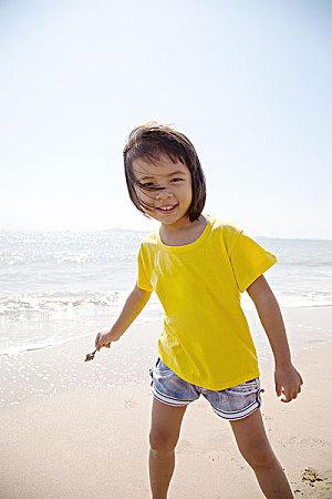 小女孩在沙滩玩耍嬉戏