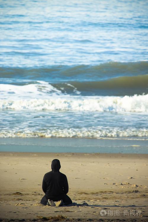 照片 孤独的人,看着海浪的沙滩上.定了调子.jpg