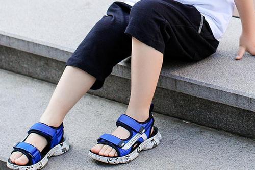 儿童凉鞋不能只看外表,舒适安全过一夏