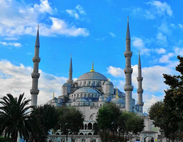 蓝色清真寺由奥斯曼土耳其苏丹阿赫迈特下令建造,因为运用了2万多块
