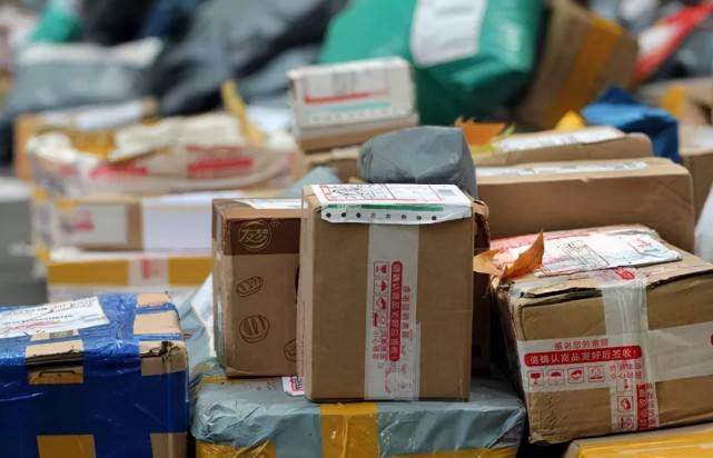 根据国家邮政局的一项调查,超过70%的用户将快递包裹作为垃圾扔 ..
