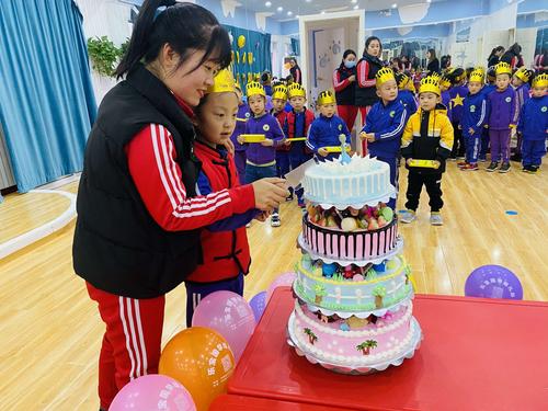 伴随着《生日快乐》歌,老师们为孩子们送上了生日蛋糕,大家一边拍手