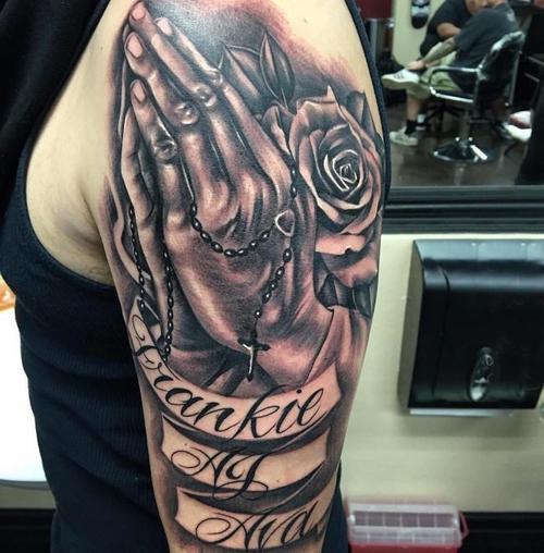 男生手臂上黑灰素描点刺技巧唯美玫瑰祈祷之手纹身图案