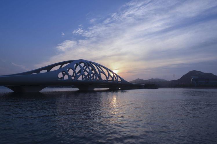 青岛新地标:珊瑚贝桥