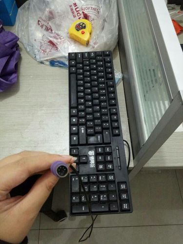 电脑键盘进水了,拔下来晾了会,没有完全晾干就插上试一下,不行.