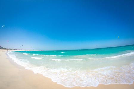 迪拜,蓝天大海蓝色的大海和蓝天在地平线上蓝色的大海和蓝天背景