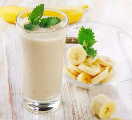 香蕉汁在做的时间加入适量牛奶尤其好喝,由于香蕉自身是一种果汁含量