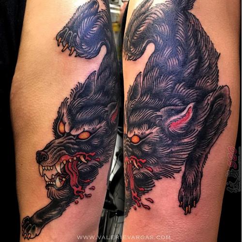 滴血狼头纹身 男生大臂上彩色抽象线条纹身狼纹身图案