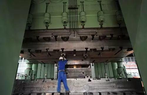 大型打铁现场8万吨模锻压力机是怎么干活的
