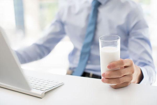 睡前喝牛奶能助眠细数喝牛奶常见的5个误区