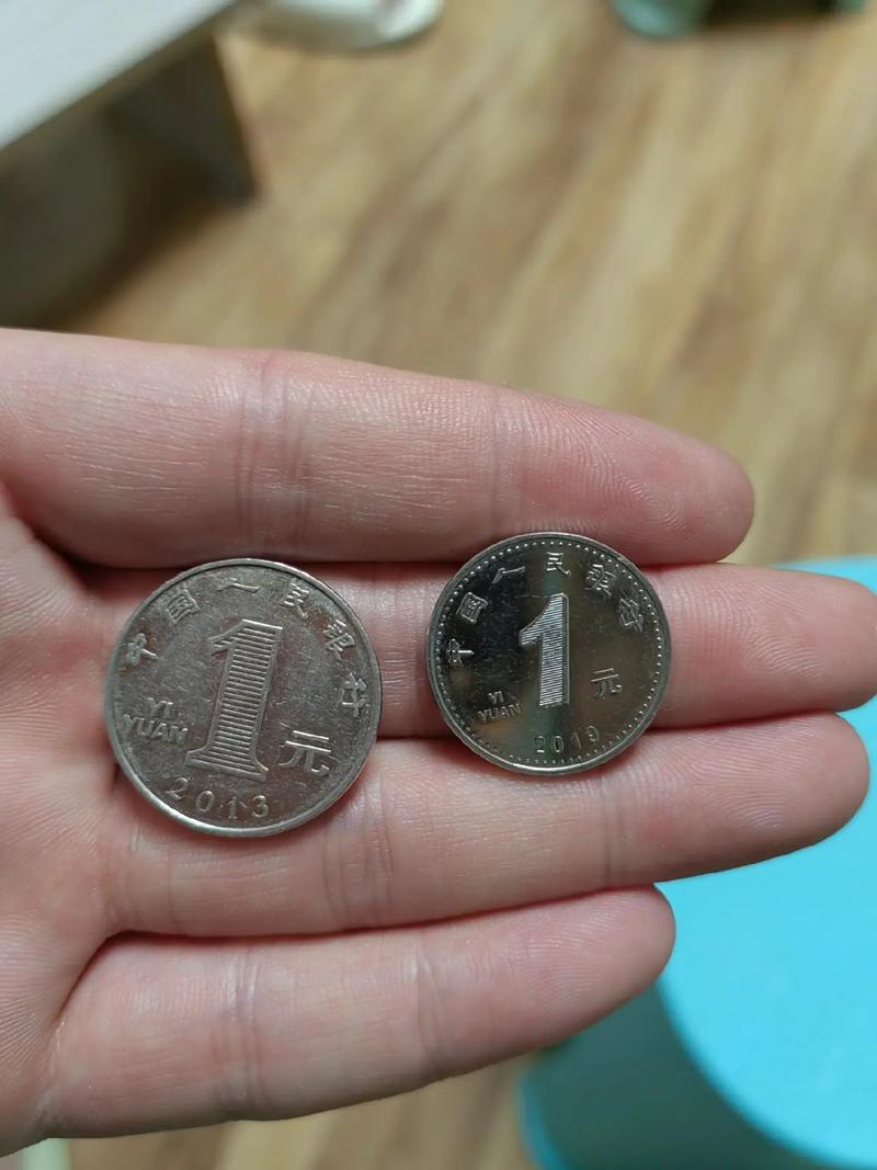 新款1元硬币,第一次见,以为假的呢,#2019年一元硬币 - 抖音