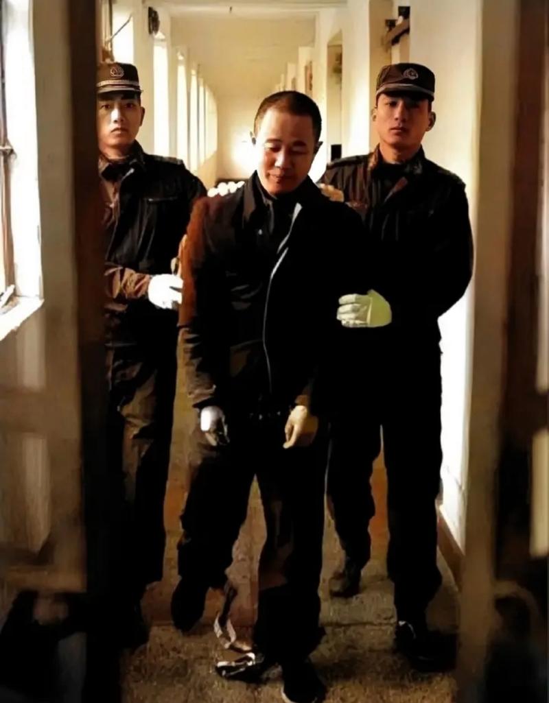 2005年,合肥市第一看守所,死刑犯黄镇即将被押赴刑